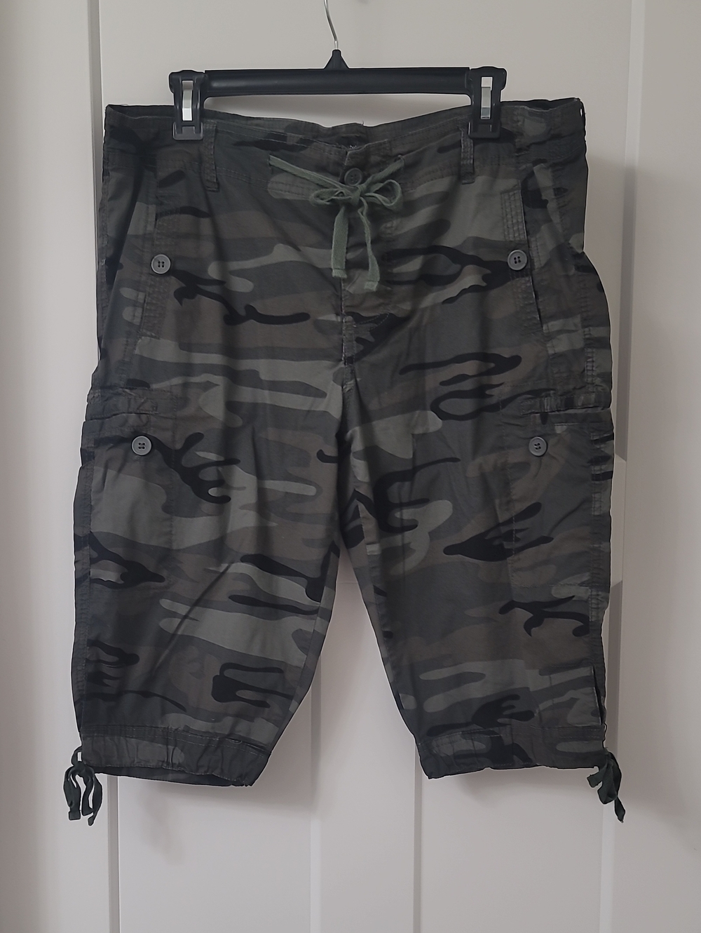 Style Me Camo Cargo Capris Sz 14